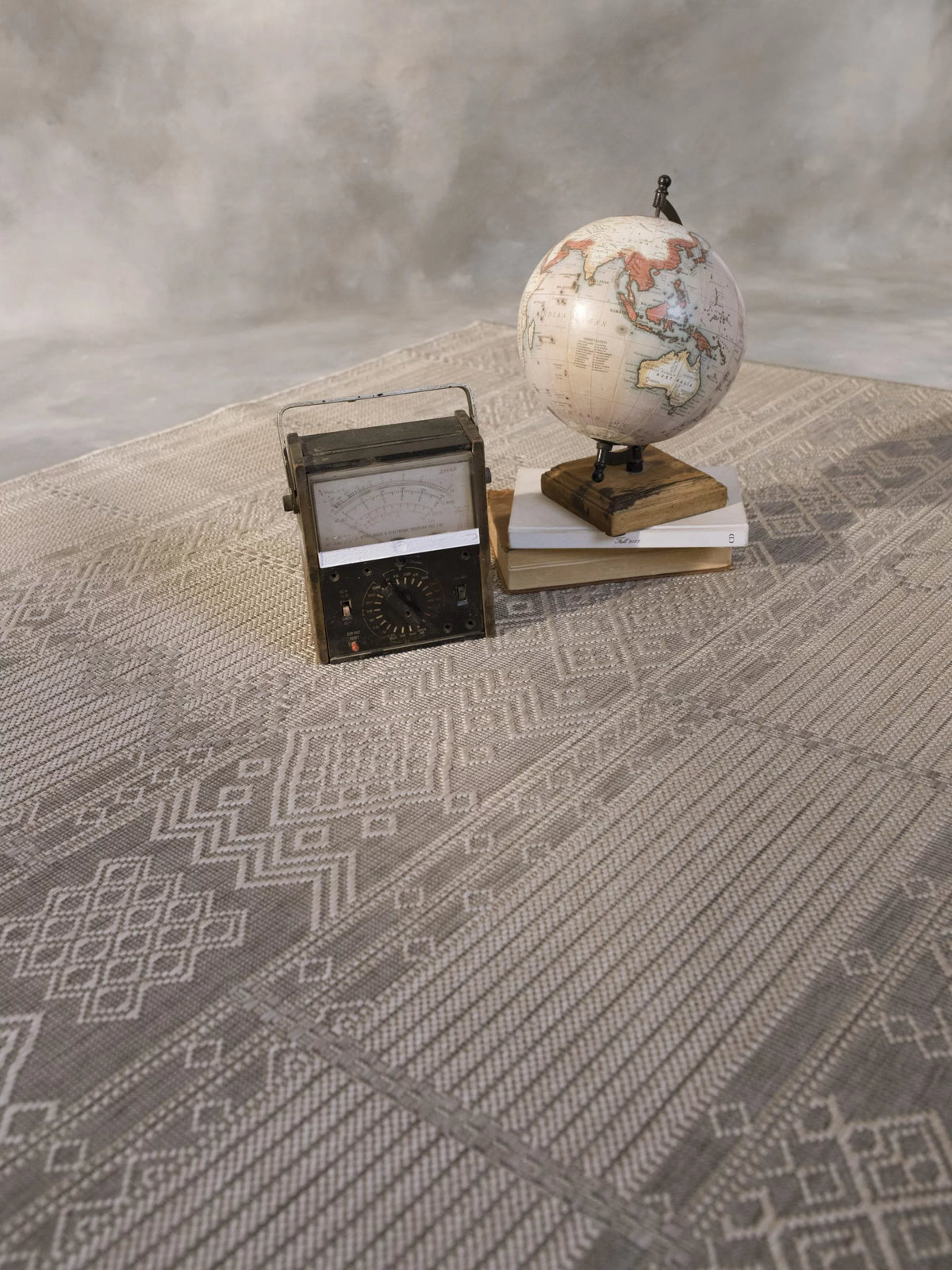 Outdoor Geometric Pattern Rug 5 ft. 3 in. x 7 ft. 6 in. Dove H251