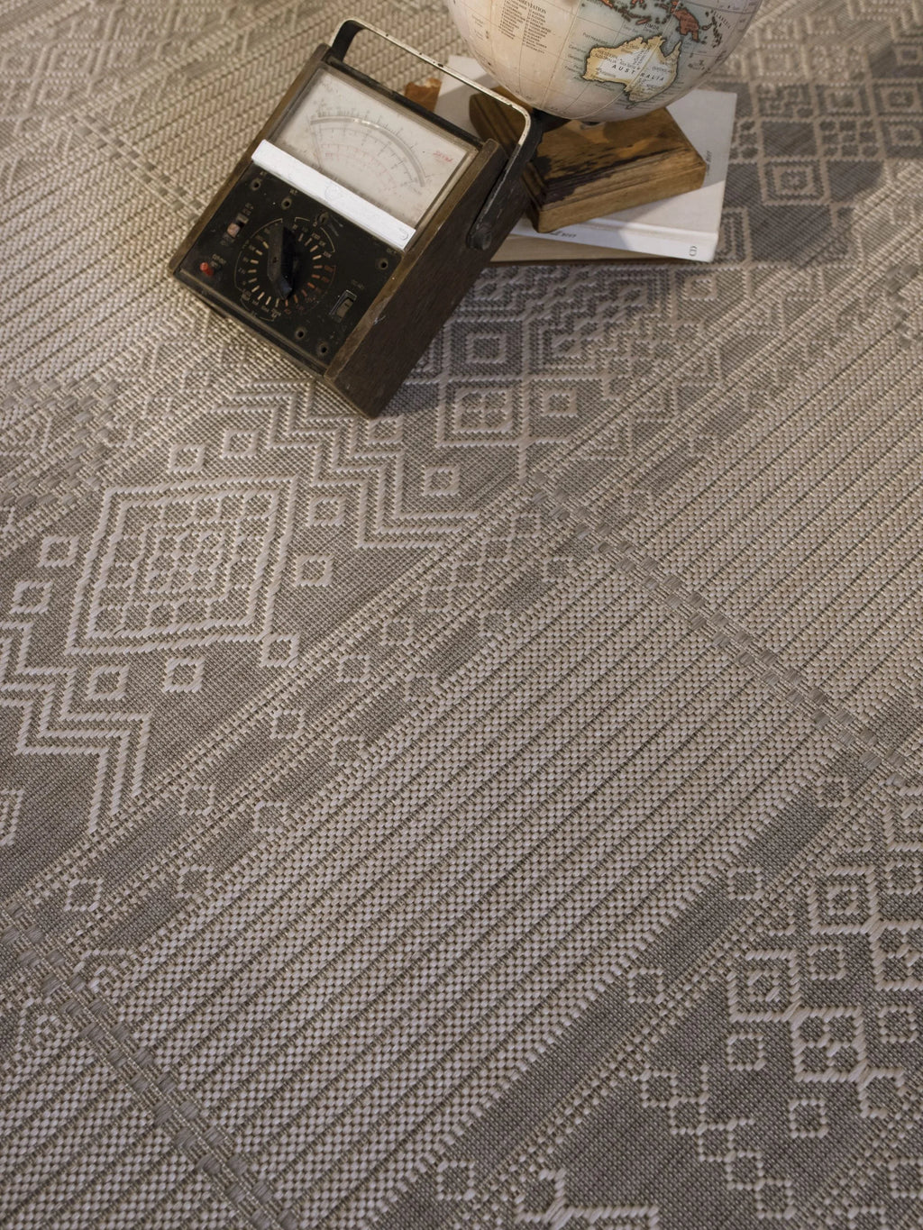 Outdoor Geometric Pattern Rug 5 ft. 3 in. x 7 ft. 6 in. Dove H251